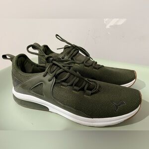 Men’s puma hardly worn sneakers